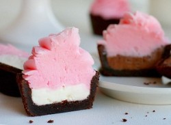 fullcravings:  Neapolitan Chocolate Cookie Cups with Strawberry