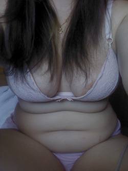 chubby-bunnies:  Finally accepting my curves <3