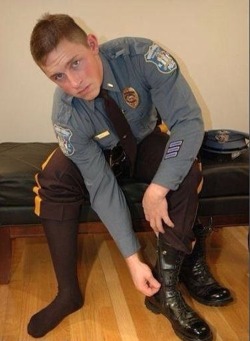 master-seek-fagboys:  fag, taking off boots and socks for str8