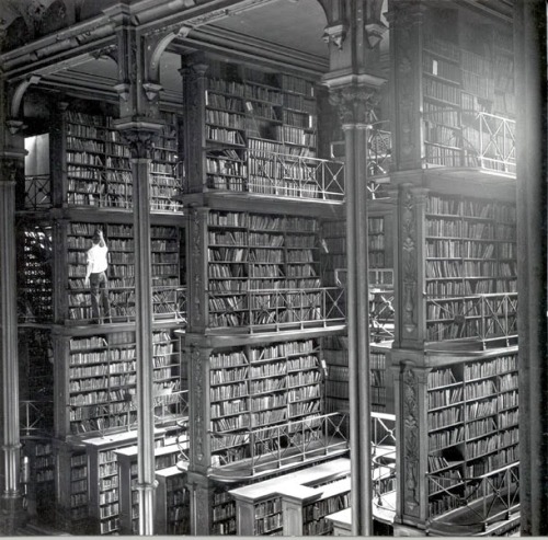 Cincinnati’s main library. Demolished in 1955.https://painted-face.com/