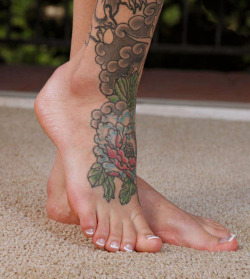 vandeworld:  Tattoed foot