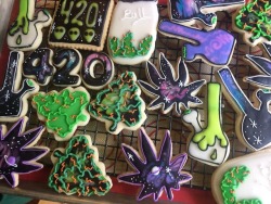 royallyoily:  This galaxy themed 4/20 set of edibles was super