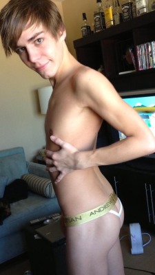 guyswhoshouldbeunderwearmodels:  @KyleRossXXX