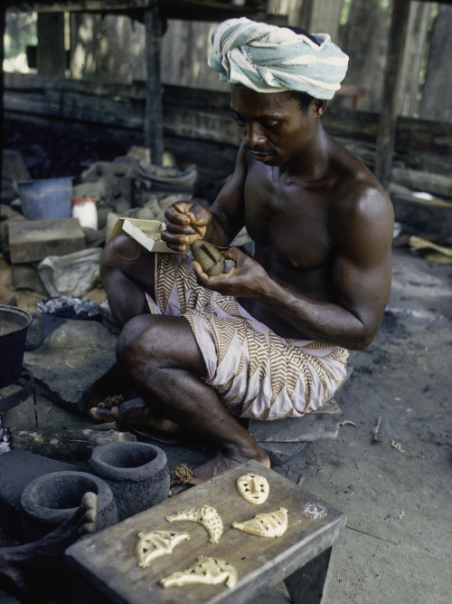 ukpuru:  Kyaman goldsmith applying wax strips to the clay core with cut designs, Anna village, Cote d'Ivoire. Photo by Eliot Elisofon, 1972. [Continental Series] 