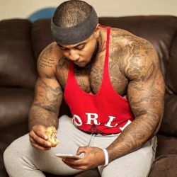 goaltobeswole:  Eat to get to GROW   Muscle worship and sponsor
