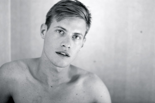 hypnobliss:  â€¦and there he goes, letting his mind go blank and just riding the hypnotic wave to pleasures unknown. Â you want to be just like him, donâ€™t you? 
