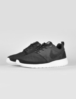 shoe-pornn:  Nike Rosherun-Black Woven/Grey. 