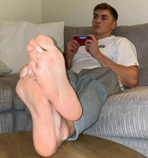 whitemalefeet:  Would love to sniff and lick his smooth soles