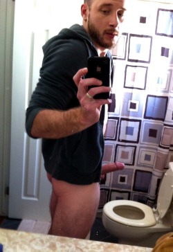 todaysimageworldmen:  deliciouscollectionofmen:Married guy admiring