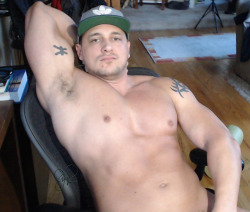 bigjoeyd:  I’m live on #cam. Come say hi! http://big-joeyd.flirt4free.com/