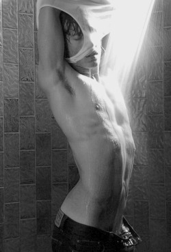 yoshicuteboy:  le garçon sous la douche / the boy in the shower