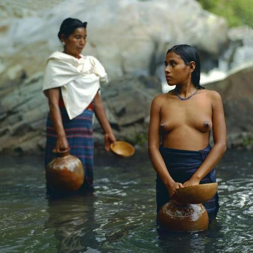 Mexican Mixtec girls, from Ñundeui, Al pie del cielo by Mario Mutschlechner.