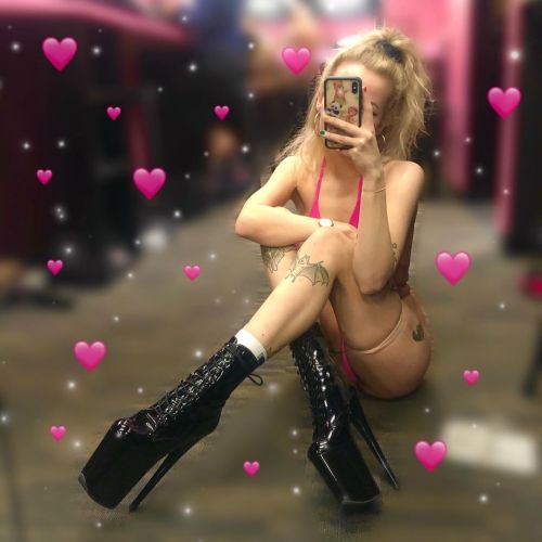 stripper-locker-room:  https://www.instagram.com/ivy.kittens/