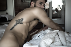 RESERVATIONS : LEVI SEVEN (white sheets) a photo series on the