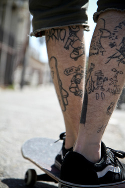 vitrinedoskate:  tattoo de um skatista… 