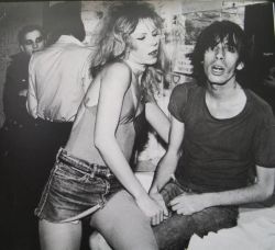 sabelstarr: Sabel Starr and Legs McNeil, late 70′s. Note that