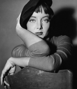 fuckyeahmodernflapper:  Carolyn Jones (Morticia Adams) 