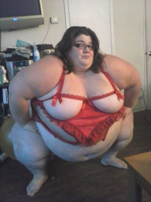 anotherssbbwfanatic:  drfeedwell:  missgg4u:  oops it doesnt fit hehehehehehheheh   Wow!!’  I want her so bad