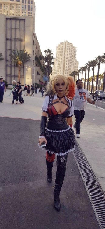 ironbloodaika:  ironbloodaika:  Big surprise to the fans at San Diego Comic-Con 2016! :D Tara dressing up as Harley again, this time in her Arkham Knight outfit! XD This makes this the fourth time she’s dressed as one of her characters! XD Apparently