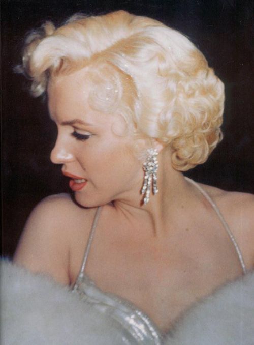 thecinamonroe:  Marilyn Monroe at the Photoplay Awards ceremony