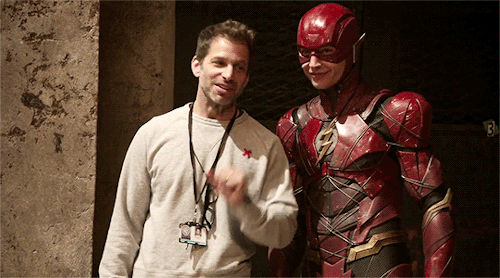 A hülyéskedés az megy, a kocsma meg üres?! :D  Zack Snyder és Ezra Miller a Justice League fogatásán 