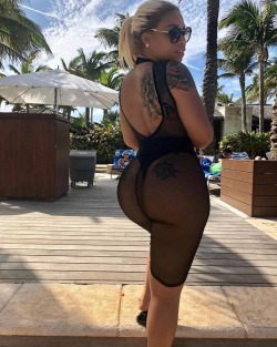 thicksexyasswomen:  Honeymoon 🌊@missbadyellow
