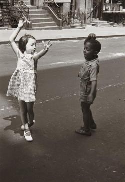 agelessphotography:  New York (two children dancing), Helen Levitt,