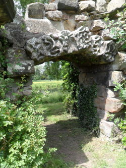 vwcampervan-aldridge:  Archway in 17th century garden folly,