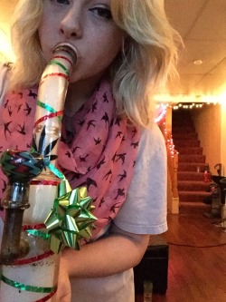 reaching-4-zion:  the-stoner-sage:  Happy Holidaze ❄️🎄