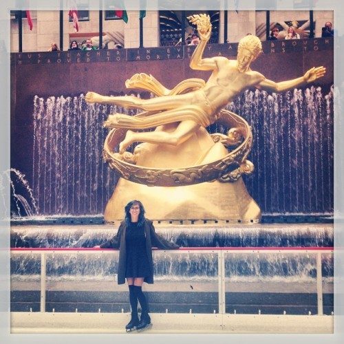 I have always wanted to ice skate here and I’m really thrilled that I finally got the chance to do it. #minorlifegoals #touristshit  (at Rockefeller Center)