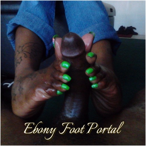 thenewebonyfootportal:  Lime Green Ebony Footjob !!!  Footwork