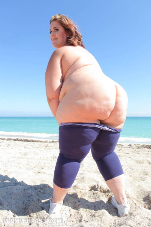 bigpiggies:  adultarchive:  My Mermaid Erin Green  I’ve always fantasized about stumbling upon a beautiful woman like this doing some nude poses at the beach. 