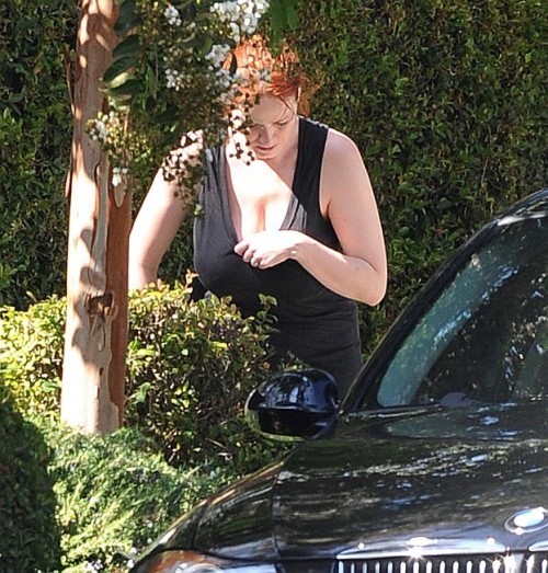 everydayvoyeur:Creeping on Christina Hendricks. Candids, downblouse, nipslips & more at http://everydayvoyeur.net 