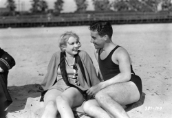 miss-flapper:Anita Page and Ramon Novarro enjoying the beach,