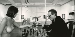 toucherdesyeux:    Eve Babitz joue aux échecs nue contre l'artiste