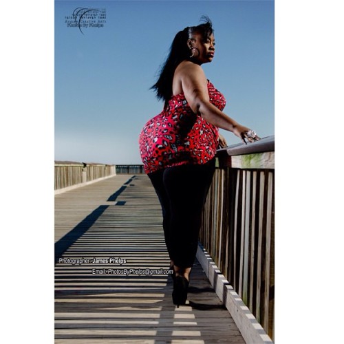 @kym_nichole  taking a moment to reflect and pose. She’s talented like dat. #glam  #fashion #southernbuilt #booty  #thick  #thighs  #heels  #vegetarian #photosbyphelps  #sky #outside