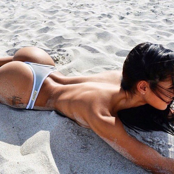 sweetwhitecream:Hot beach girl