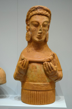 greek-museums:  Archaeological Museum of Heraklion: Clay female