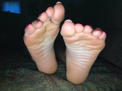 juniors4209:  Playing around with these sexy feet is so much