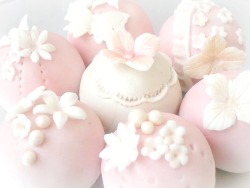 kawaiistomp:  Pink cake balls ~ (photo credit in source link)