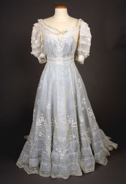 edwardian-time-machine:  Embroidered Lace Tea Gown, c. 1905 Source