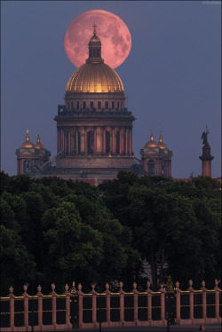 specialformytaste:  thelastofthewine:  gyclli:  full moon http://turukhano.35photo.ru/photo_756242/