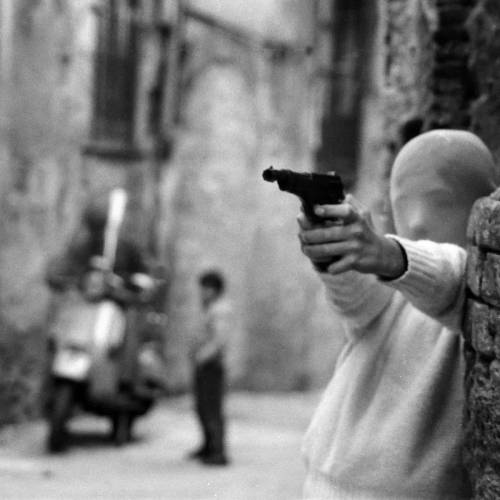 Letizia Battaglia, Enfant avec une arme à feu à Palerme, Sicile,