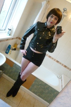 lucy-cd:  PicturesLove this new leather jacket, abolutely gorgeous! &lt;3  Going for a motorcycle ride?