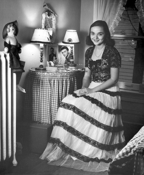 vintage-every-day:  Portrait of an American teen, 1944 