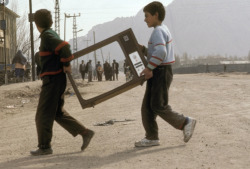 bat2tah:Doğubayazıt, Turkey, 1993. Two boys carring a frame