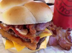 Ohhh no bacon over flow #wendy’s #bacon #cheese #beef #burger