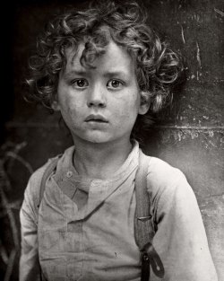  Lewis HineBoy, Paris1918 