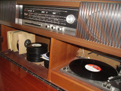 analog-dreams:  1970s Grundig Console Cabinet Stereo/Radio by