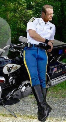 phd-bullrider:  What a hot cop!